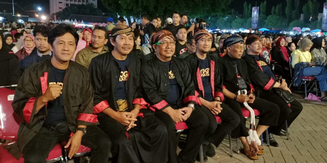 Rektor dan Ratusan Mahasiswa MMD UB Kompak Suporteri Reyog Brawijaya